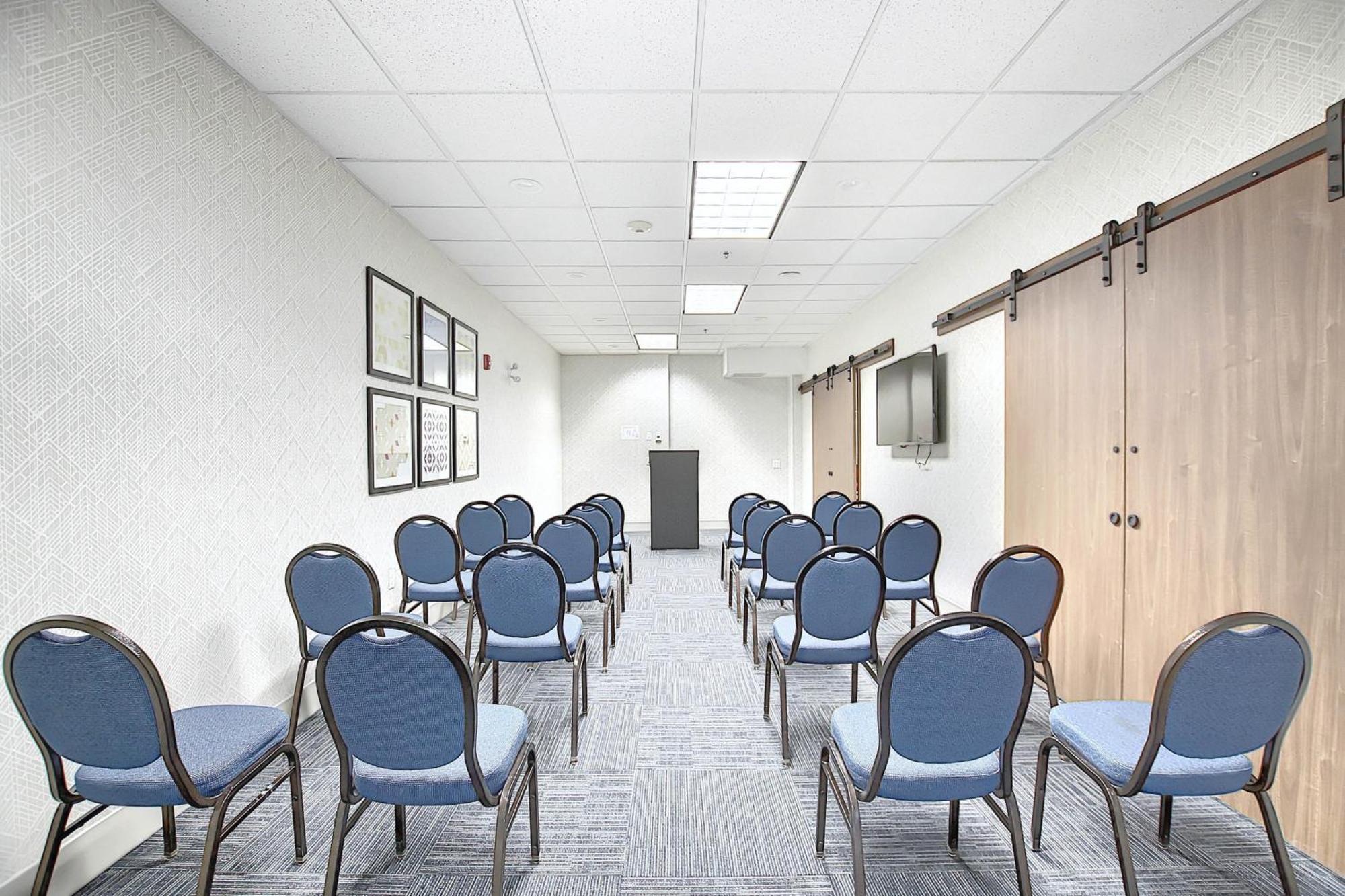 Holiday Inn Express Airport Calgary By Ihg Zewnętrze zdjęcie